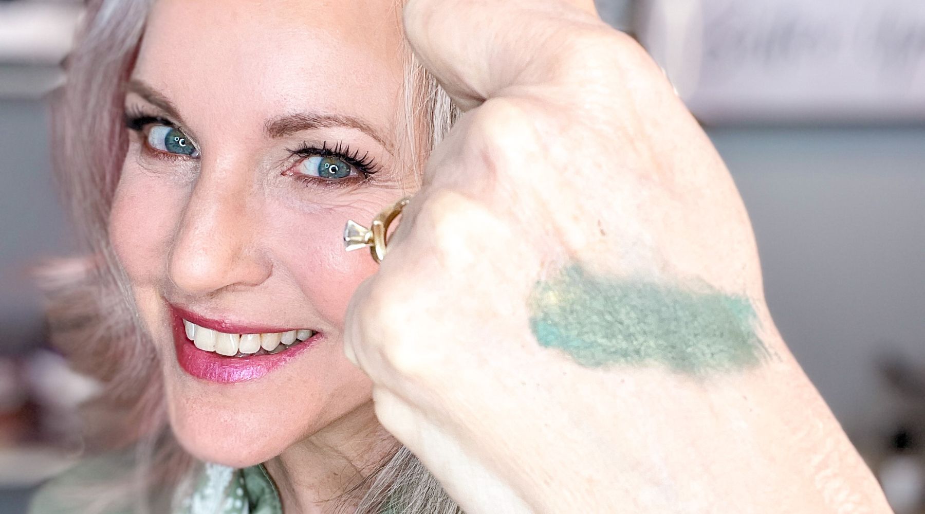 lisa owner simple beauty minerals showing swatch of green eyeshadow