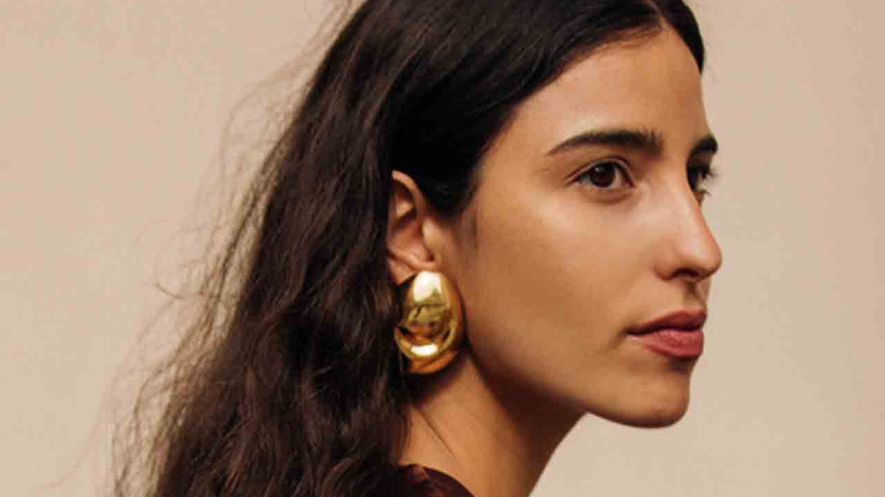 woman face looking to the side with a deep complexion