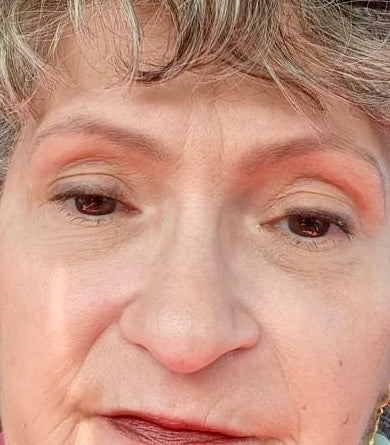 customer wearing Stone eyeshadow on brows