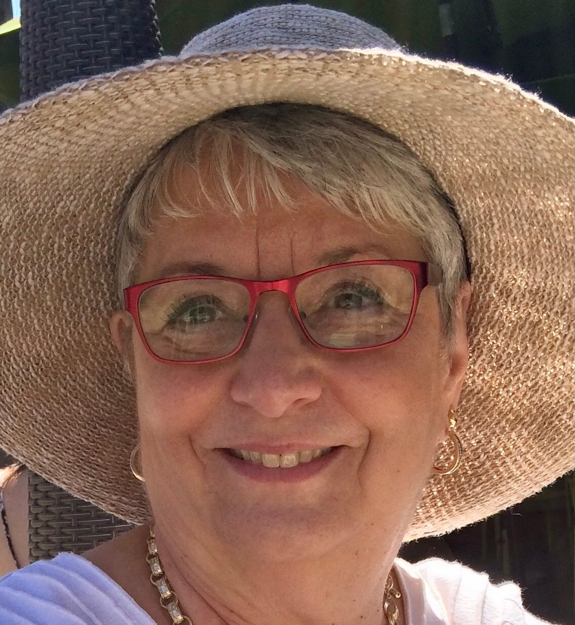 woman with hat and glasses wearing neutral 2.5 perfect cover mineral foundation