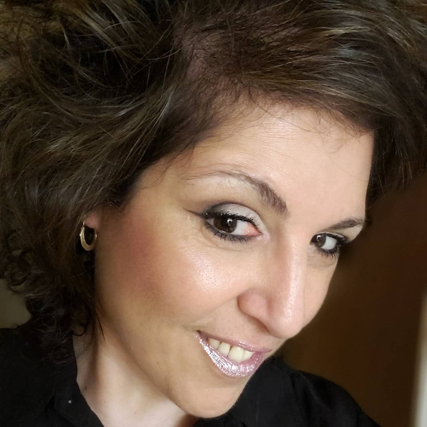 customer wearing midnight eyeshadow