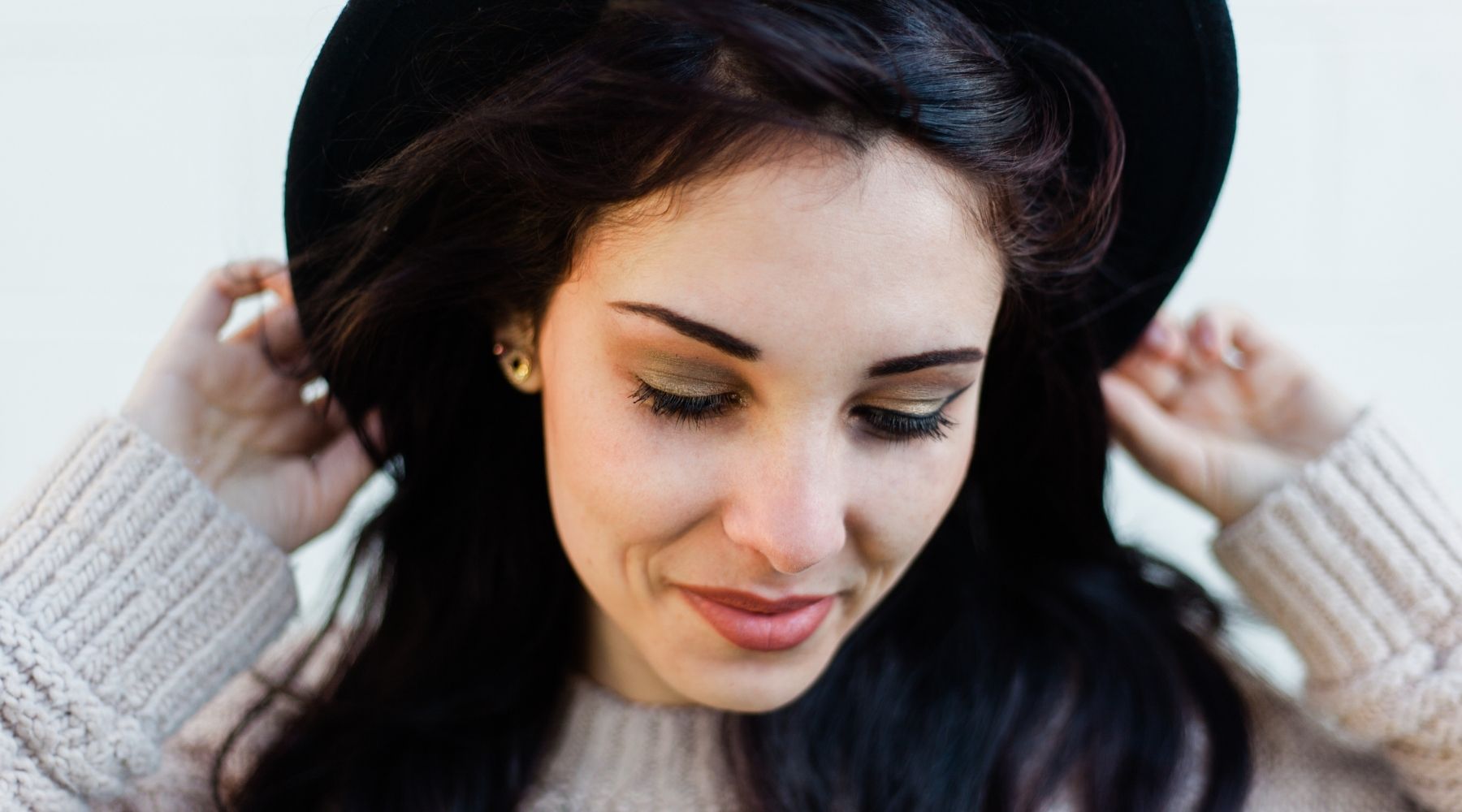 woman with olive clean mineral eyeshadow