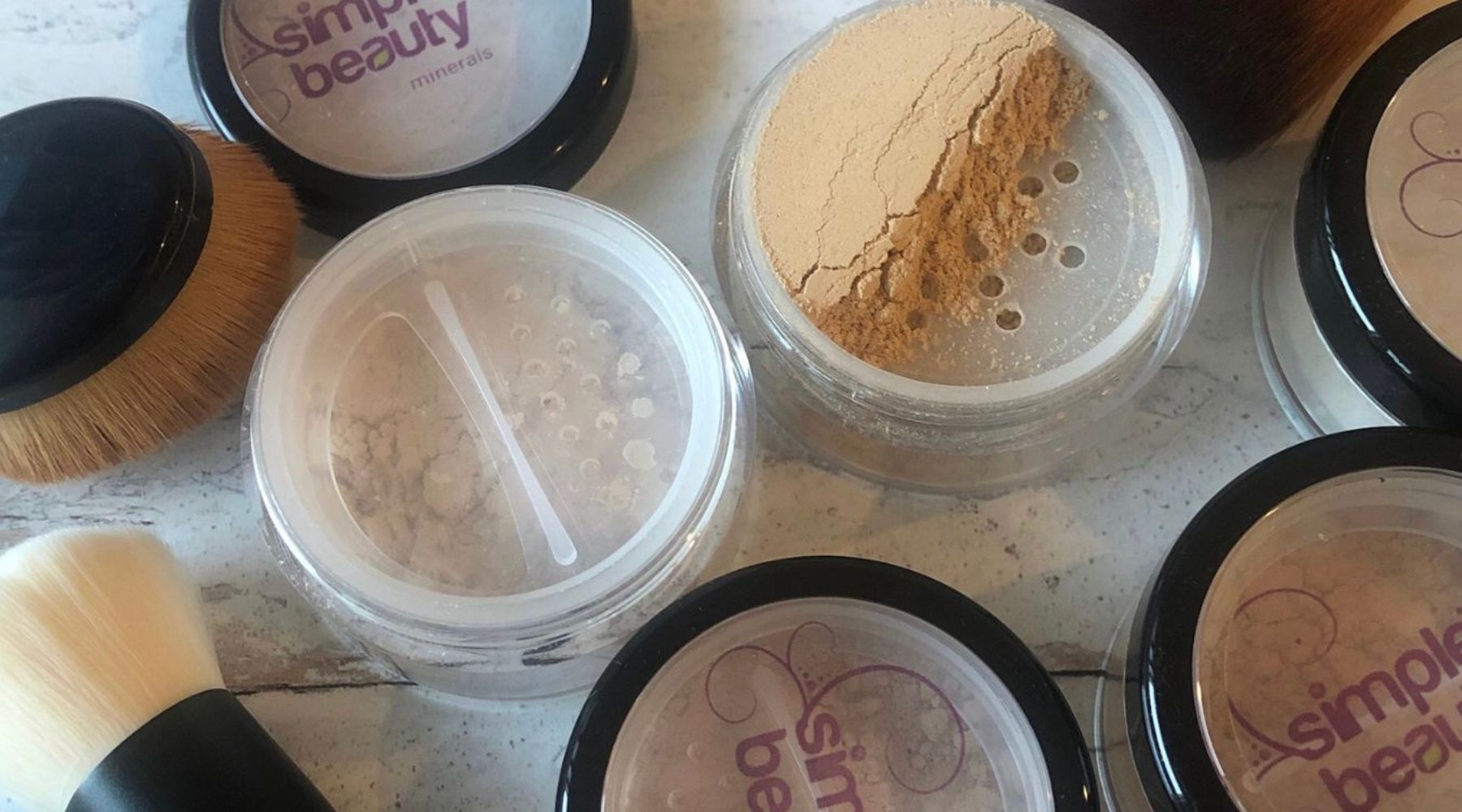 pots of open and closed mineral foundation.