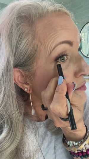 video demonstration of smudging eyeliner pencil